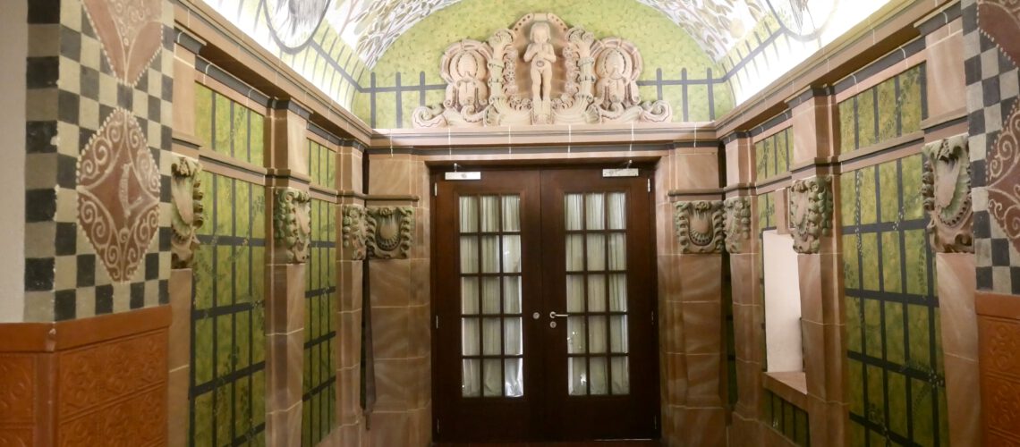 Der Eingang zu unserer Aula